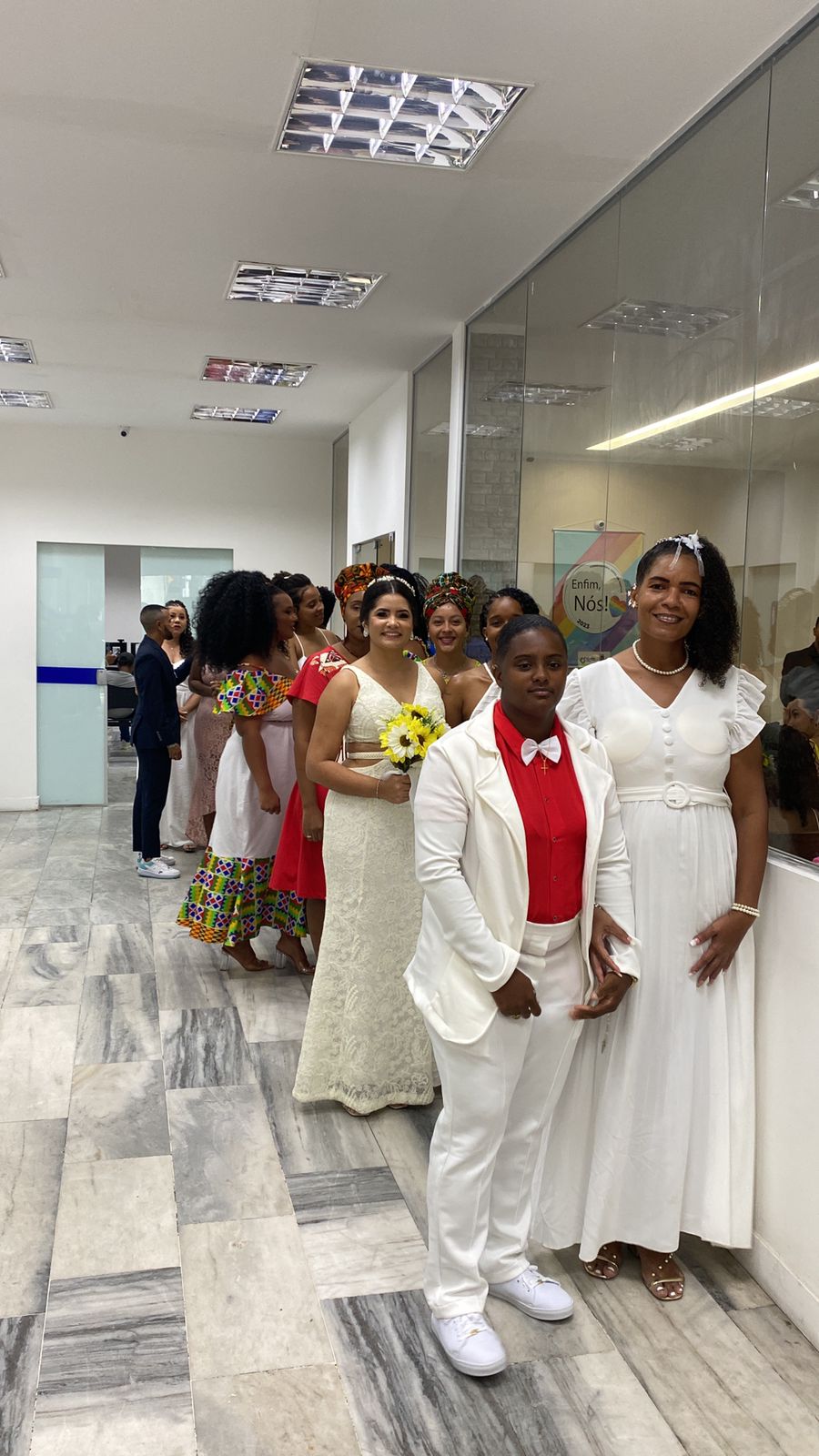 Casais aguardando a celebração do casamento comunitário LGBTQIAPN+.