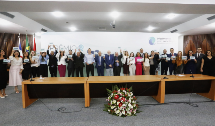 Presidente do TJBA, Desembargador Nilson Soares Castelo Branco, posando para foto, com os premiados do Prêmio Conciliar