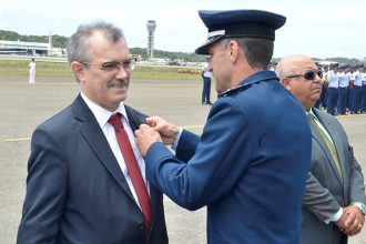 Desembargador Baltazar Miranda Saraiva recebe título de Membro Honorário da FAB durante celebração do 76º aniversário Base Aérea de Salvador  