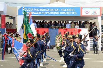 TJBA RECEBE HOMENAGEM DURANTE CERIMÔNIA COMEMORATIVA AOS 194 ANOS DA PM  