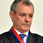 Desembargador Baltazar Miranda Saraiva recebe a Ordem do Mérito da Defesa e compartilha com todos os integrantes do PJBA  