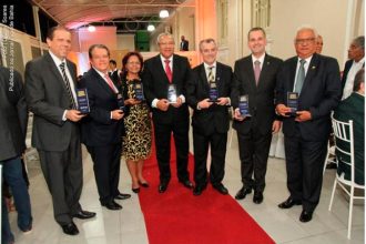 Representantes do TJBA são homenageados em solenidade comemorativa pelos 50 anos do Jornal Tribuna da Bahia  