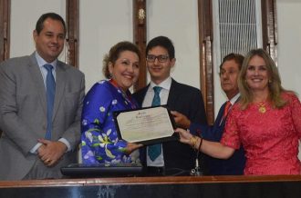 Desembargadora Lisbete Teixeira recebe Comenda 2 de Julho  