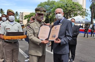 PRESIDENTE DO PJBA E JUÍZES RECEBEM O TÍTULO DE “AMIGO DA PM” DURANTE A COMEMORAÇÃO DOS 197 ANOS DA POLÍCIA MILITAR DA BAHIA  