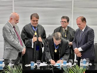 PJBA PARTICIPA DA SOLENIDADE DE POSSE DO JUIZ PEDRO GODINHO COMO MEMBRO EFETIVO NO TRE-BA  