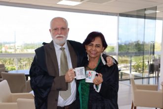 NÚCLEO SOCIOAMBIENTAL ENTREGA CANECAS REUTILIZÁVEIS A MAGISTRADOS E SERVIDORES DO PJBA VISANDO SUBSTITUIR O USO DE COPOS PLÁSTICOS NA CORTE BAIANA  