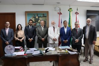 PRESIDENTE NILSON CASTELO BRANCO RECEBE CONTERRÂNEOS DA CIDADE DE CASTRO ALVES E MARCA A DATA DE REINAUGURAÇÃO DO FÓRUM DA COMARCA  