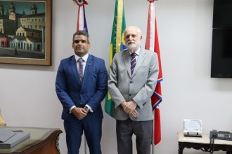 DESEMBARGADOR PRESIDENTE NILSON CASTELO BRANCO RECEBE VISITA DO CONSELHEIRO DO CNJ JOÃO PAULO SCHOUCAIR  