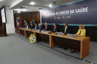 V Jornada de Direito da Saúde: PJBA concede Medalha de Mérito em Educação Judicial a Conselheiro do CNJ durante o encerramento  