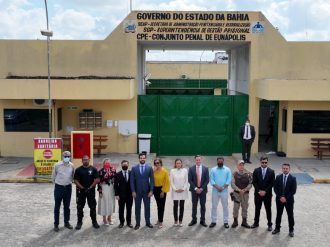 Corregedoria Geral da Justiça do PJBA realiza correição ordinária no Conjunto Penal de Eunápolis; Corregedor entrega  tablets e um retroprojetor para apenados  