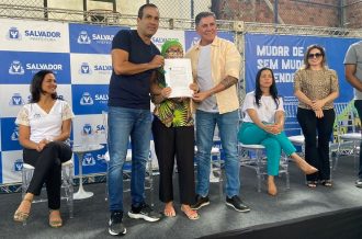 CGJ inicia entrega de títulos de Regularização Fundiária em Salvador; mais de 600 documentos foram concedidos aos moradores do Calabar e do Alto das Pombas    