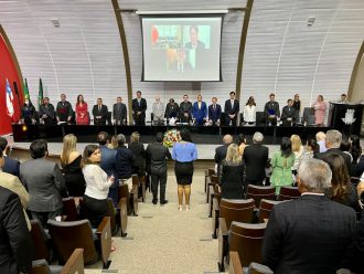 AUTORIDADES DO EXECUTIVO, LEGISLATIVO E JUDICIÁRIO PRESTIGIAM SOLENIDADE DE POSSE DO JUIZ MOACYR PITTA LIMA COMO DESEMBARGADOR ELEITORAL DO TRE-BA  