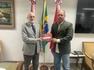 DESEMBARGADOR PRESIDENTE RECEBE RESULTADO DO EXAME DE PERFIL GENÉTICO, COLETADO DURANTE SUA PARTICIPAÇÃO NO MUTIRÃO “CORRENTE DO BEM”  