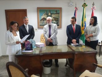 PRESIDENTE DO PJBA EMPOSSA NOVA JUÍZA SUBSTITUTA APROVADA EM CONCURSO PÚBLICO  