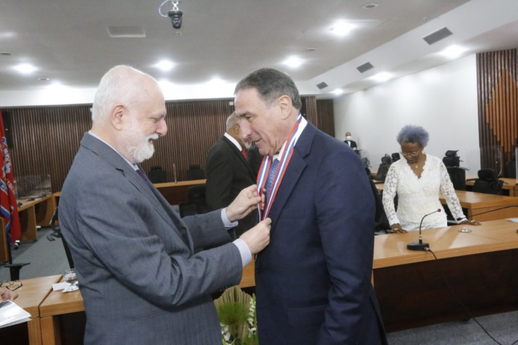 PJBA promove cerimônia de admissão de novos membros do IAB-BA e de outorga da medalha Desembargador Mário Augusto Albiani Alves  