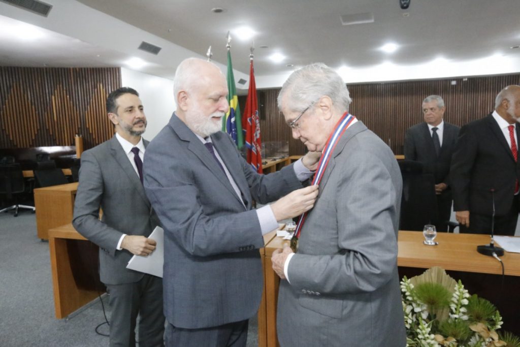 PJBA promove cerimônia de admissão de novos membros do IAB-BA e de outorga da medalha Desembargador Mário Augusto Albiani Alves  