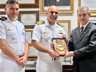 COMANDANTE DO NAVIO ‘BAHIA’ VISITA DESEMBARGADOR  