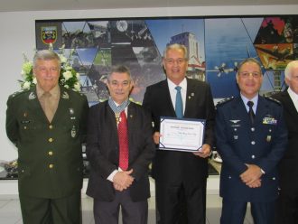DESEMBARGADOR DO PJBA RECEBE TÍTULO DE MEMBRO HONORÁRIO NA CERIMÔNIA DE 80 ANOS DA BASE AÉREA DE SALVADOR  