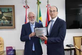 DESEMBARGADOR PRESIDENTE DO TJBA RECEBE HOMENAGEM DO FÓRUM NACIONAL DOS JUIZADOS ESPECIAIS  