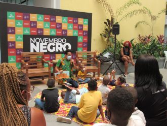 Novembro Negro: contação de histórias anima crianças e conta com a participação dos autores Marcos Cajé e Márcia Mendes  
