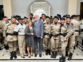 PRESIDENTE DO TJBA PARTICIPA DA CERIMÔNIA DE TROCA E APOSIÇÃO DE LUVAS DA PMBA; NOVE SUBTENENTES E UM MAJOR RECÉM-PROMOVIDOS DO GSI INTEGRAM O EVENTO  