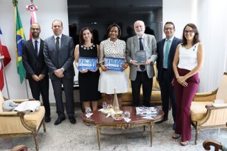 O PRESIDENTE DO TJBA, DESEMBARGADOR NILSON SOARES CASTELO BRANCO, RECEBE VISITA ILUSTRE DA PROFESSORA TITULAR DE DIREITO PENAL DA UNIVERSIDADE DE SEVILHA – ESPANHA  