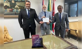 PRESIDENTE DO TJBA RECEBE CONVITE PARA A POSSE DA NOVA DIRETORIA E DOS CONSELHOS DA AMAB  