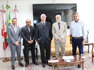 PRESIDENTE DO TJBA RECEBE VISITA INSTITUCIONAL DE PREFEITO DA CIDADE DE BARREIRAS  