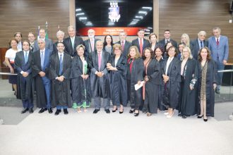 SESSÃO PLENÁRIA: DESEMBARGADOR AUGUSTO DE LIMA BISPO RECEBE HOMENAGENS DE MAGISTRADOS PELA SUA APOSENTADORIA  