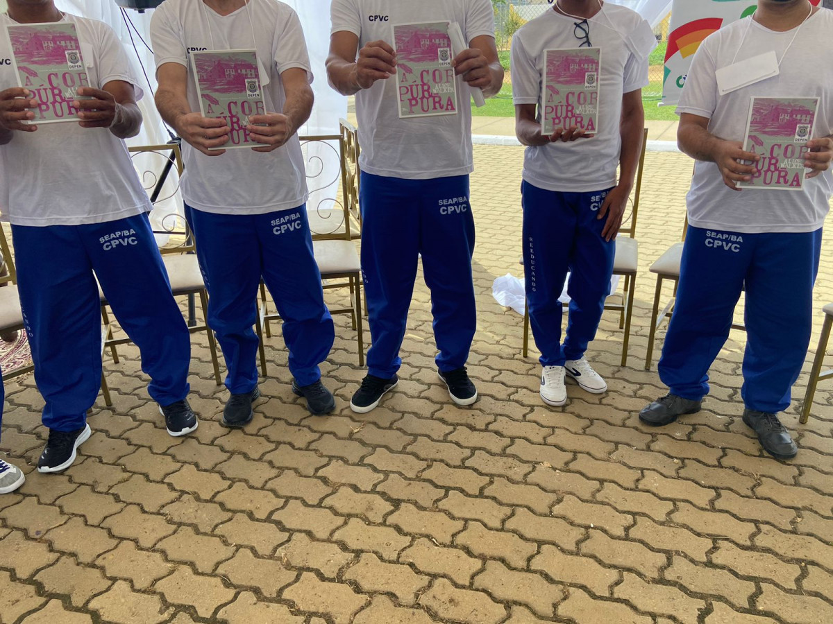 Virando a página: reeducandos do Conjunto Penal de Vitória da Conquista debatem diferentes temas sociais abordados no livro A Cor Púrpura  