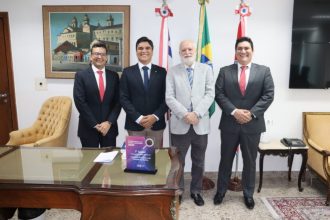 PRESIDENTE TJBA RECEBE VISITA INSTITUCIONAL DE DEPUTADO ESTADUAL E DE ADVOGADO DE BRUMADO  