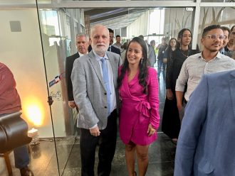 PRESIDENTE DO TJBA PARTICIPA DE COMEMORAÇÃO DE 10 ANOS DE ATIVIDADES DA CONSELHEIRA DO TCE-BA CAROLINA MATOS  