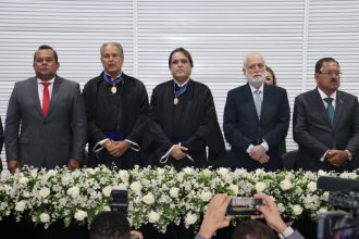 PRESIDENTE DO TJBA PARTICIPA DA POSSE DO DESEMBARGADOR ABELARDO PAULO DA MATTA NETO COMO MEMBRO EFETIVO DO TRE/BA  