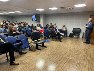 Desembargador Lidivaldo Reaiche palestra sobre Ruy Barbosa para estudantes e profissionais, no Centro Universitário UniRuy Wyden  