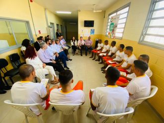 Desapego a episódios ruins da vida foi um dos assuntos debatidos na roda de leitura do Virando a Página, em Irecê  