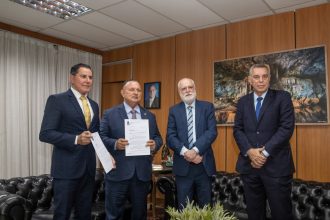 PRESIDENTE DO TJBA E CORREGEDORES LEVAM PROPOSTA DE REESTRUTURAÇÃO DOS CARTÓRIOS EXTRAJUDICIAIS À ASSEMBLEIA LEGISLATIVA DA BAHIA  