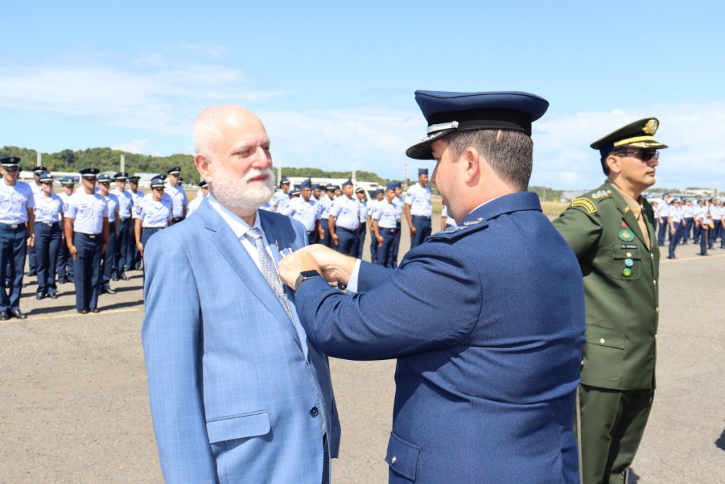 Presidente do TJBA recebe honras e medalha na Cerimônia Militar em comemoração ao sesquicentenário do Pai da Aviação  