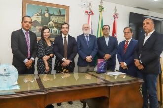 TJBA FORMALIZA A ESCRITURA PÚBLICA DE TERRENO DOADO PELO MUNICÍPIO DE LAURO DE FREITAS PARA A CONSTRUÇÃO DO NOVO FÓRUM  
