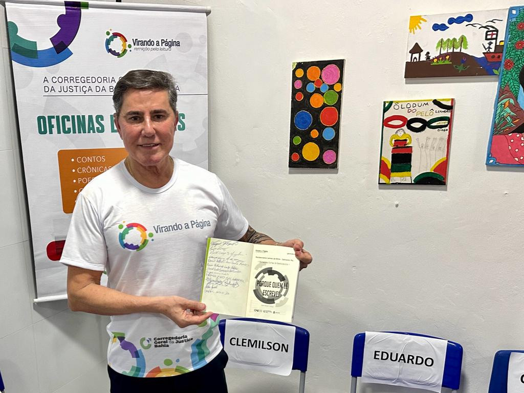 Corregedoria Geral do TJBA promove o lançamento do primeiro livro em um complexo penal da Bahia, fruto do Projeto Virando a Página