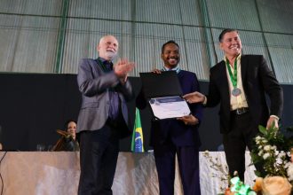 CORREGEDOR-GERAL DO TJBA ENTREGA MEDALHA ADOLFO LEITÃO GUERRA PARA O PREFEITO E O DELEGATÁRIO DE ITAGIMIRIM  