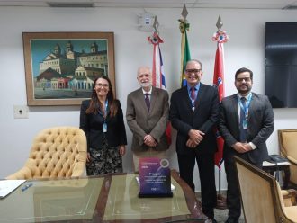 PRESIDENTE DO TJBA RECEBE VISITA DO SUPERINTENDENTE DA CAIXA ECONÔMICA FEDERAL  