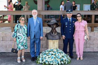 PRESIDENTE DO TJBA RECEBE HONRAS E MEDALHA NA CERIMÔNIA MILITAR EM COMEMORAÇÃO AO SESQUICENTENÁRIO DO PAI DA AVIAÇÃO  