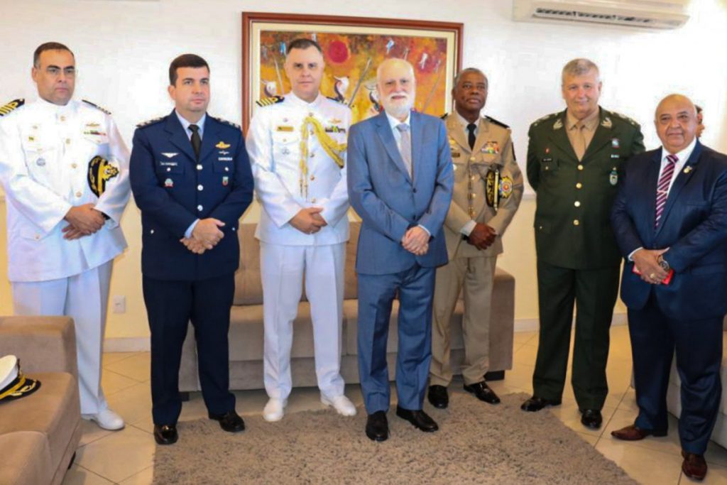 Presidente do TJBA recebe honras e medalha na Cerimônia Militar em comemoração ao sesquicentenário do Pai da Aviação  