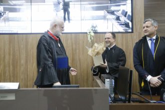 DESEMBARGADOR ANTONIO ADONIAS AGUIAR BASTOS RECEBE MEDALHA DO MÉRITO JUDICIÁRIO  