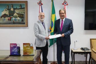 DESEMBARGADOR ABELARDO DA MATA VISITA O PRESIDENTE DO TJBA, DESEMBARGADOR NILSON SOARES CASTELO BRANCO, LOGO APÓS A CRIAÇÃO DO ÓRGÃO ESPECIAL NO TRIBUNAL PLENO  