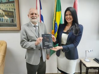 PRESIDENTE DO TJBA RECEBE EXEMPLAR DE LIVRO SOBRE JUSTIÇA RESTAURATIVA  
