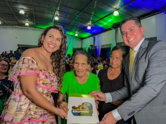 CGJ do TJBA  entrega 1.137 títulos de regularização fundiária em Eunápolis; Corregedor, Juíza Auxiliar e Assessor são homenageados como Cidadãos Eunapolitanos  