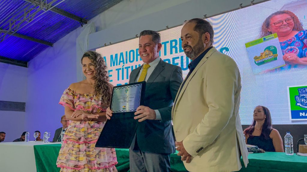 CGJ do TJBA entrega 1.137 títulos de regularização fundiária em Eunápolis; Corregedor, Juíza Auxiliar e Assessor são homenageados como Cidadãos Eunapolitanos