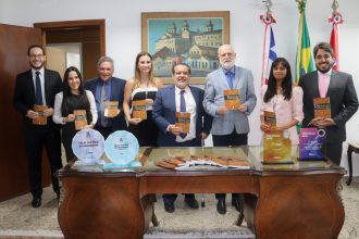 TJBA LANÇA 3ª EDIÇÃO DA REVISTA NOVATIO; PRESIDENTE RECEBE PRIMEIRO EXEMPLAR  