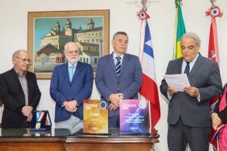PRESIDENTE DO TJBA CONDECORA O SERVIDOR CARLOS ALBERTO CARRILLO COM A MEDALHA 410 ANOS  